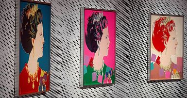 Botched heist: Thieves steal two Warhol prints and damage more at ...