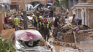 Vigili del fuoco e persone cercano di ripulire i danni dopo le inondazioni a Massanassa, alle porte di Valencia, Spagna, il 31.11.2024