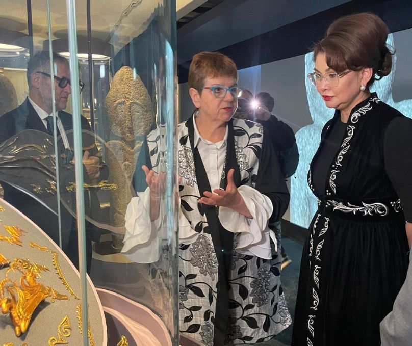 Il direttore del Musée Guimet, lo storico dell'arte Yannick Lintz (a sinistra), mostra al ministro della Cultura kazako Aida Balayeva (a destra) il copricapo dell'Uomo d'oro