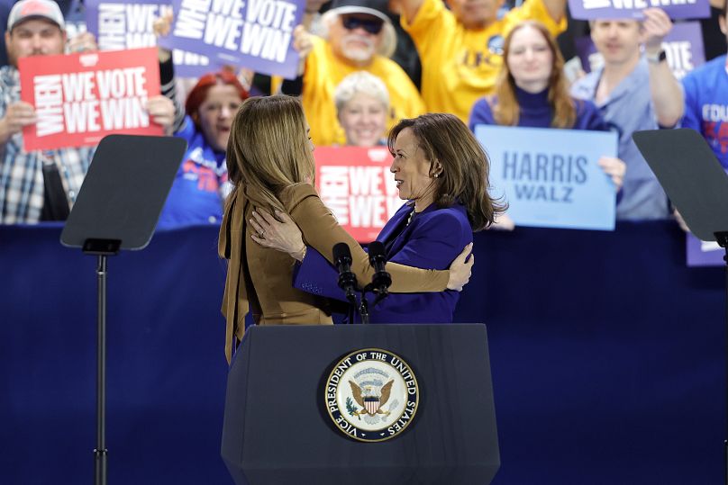 Başkan adayı Kamala Harris ünlü şarkıcı Jennifer Lopez'e sarılıyor.