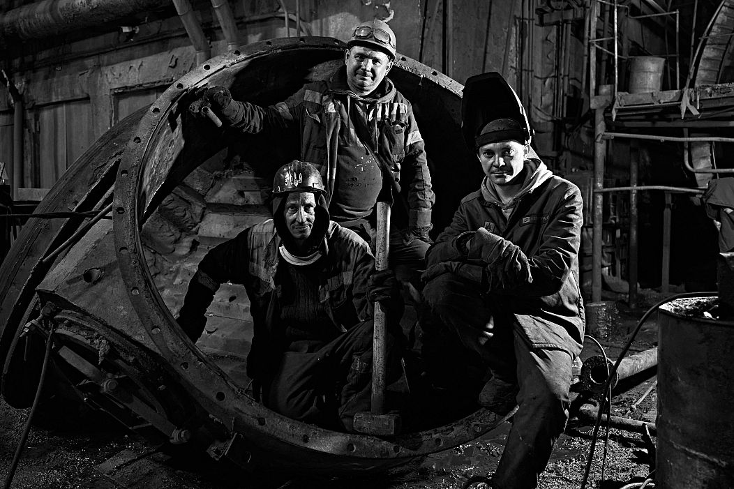 Les mécaniciens Maksym et Andriy avec Dmytro, un soudeur électrique au gaz.