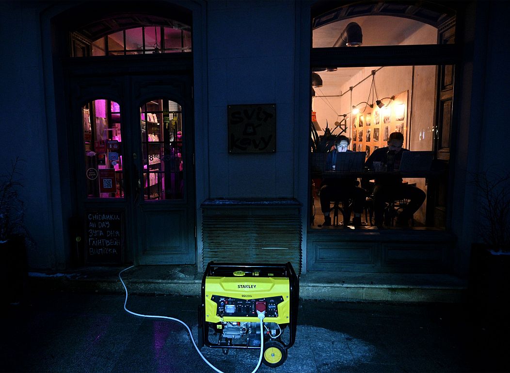 Pendant les coupures de courant, les groupes électrogènes constituent la bande sonore de la vie dans des villes comme Kyiv.