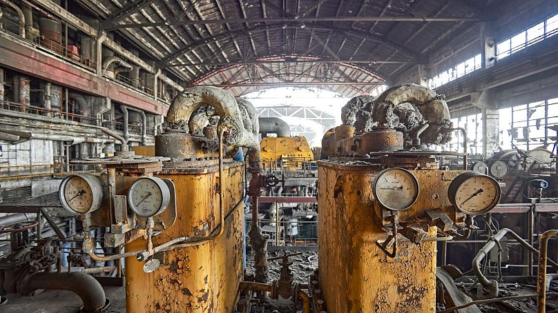 Los equipos eléctricos permanecen silenciosos y destrozados.