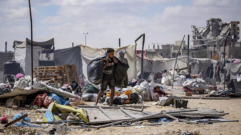 فلسطينيون نازحون بسبب الهجوم الجوي والبري الإسرائيلي على قطاع غزة يفرون من مدينة حمد،خان يونس، الأحد 11 أغسطس/آب 2024