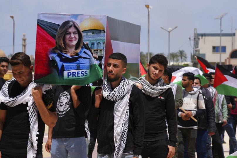 جنازة رمزية لصحفية الجزيرة شيرين أبو عقلة، في جامعة الأزهر في المغراقة، وسط قطاع غزة، الاثنين 16 مايو 2022. 