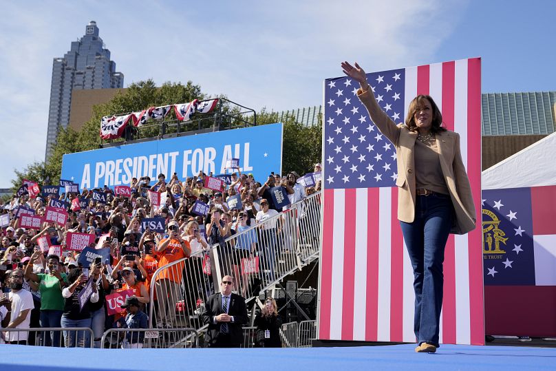 Die demokratische Präsidentschaftskandidatin und Vizepräsidentin Kamala Harris spricht bei einer Wahlkampfveranstaltung vor dem Atlanta Civic Center, 2. November 2024.