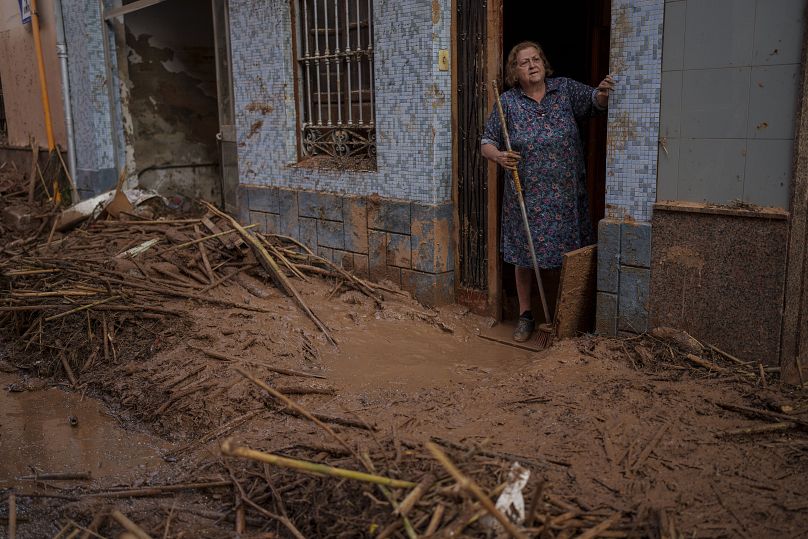 Eine Frau steht an der Haustür ihres Hauses in Paiporta, 2 November, 2024