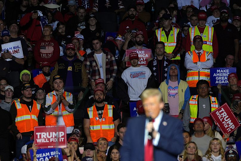 Los partidarios escuchan a Donald Trump en el Foro Fiserv en Milwaukee, Wisconsin.