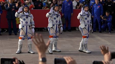 File- Kineski astronauti za misiju Shenzhou-18, s desna, Ye Guangfu, Li Cong i Li Guangsu mašu dok prisustvuju ceremoniji ispraćaja za njihovu svemirsku misiju s ljudskom posadom.