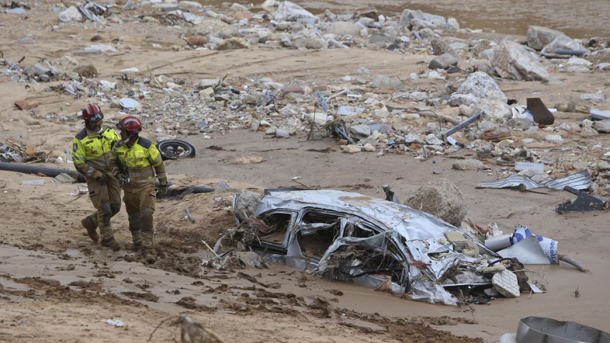 Inondations en Espagne : les secours inspectent les parkings et tunnels à la recherche de disparus