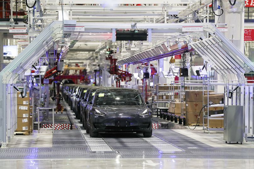 Des véhicules Tesla sur une chaîne de montage à l'usine de Tesla à Shanghai, le mardi 7 janvier 2020 (agence de presse chinoise Xinhua via AP).