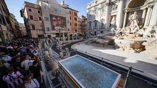 Ispred fontane di Trevi vidi se mali bazen u koji turisti mogu bacati novčiće jer je fontana ispražnjena zbog održavanja, 1. studenog 2024.