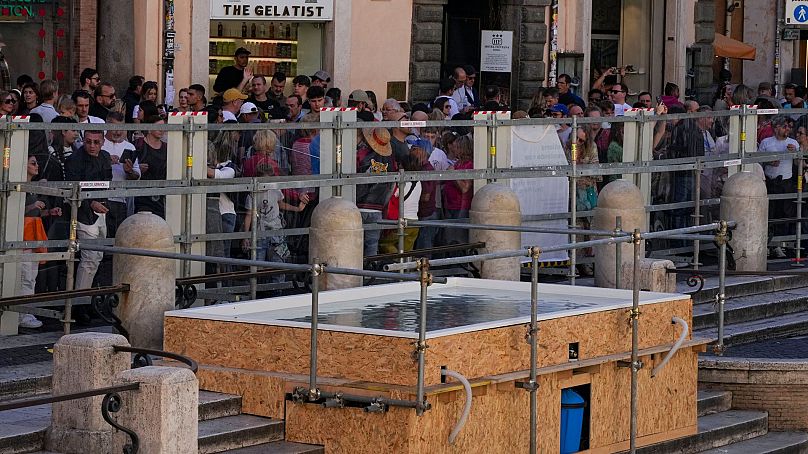 Bazı turistler geçici havuzu 'çirkin' buldu.