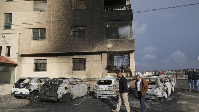 Cisjordanie occupée : des colons israéliens ont incendié des voitures à Al-Bireh