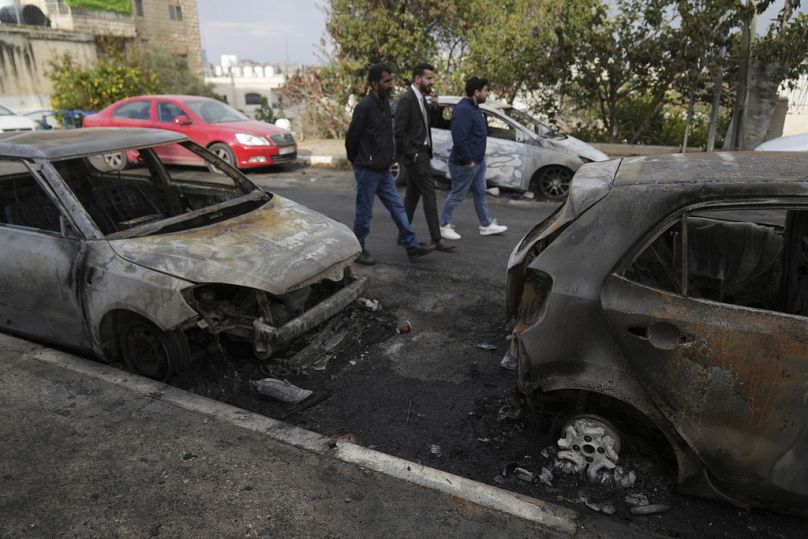 Automobili appartenenti a palestinesi incendiate da coloni israeliani, al-Bireh, Cisgiordania, 4 novembre 2024