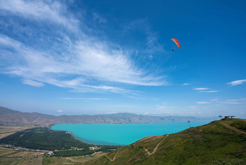Gleitschirmfliegen am Sewansee, Armenien
