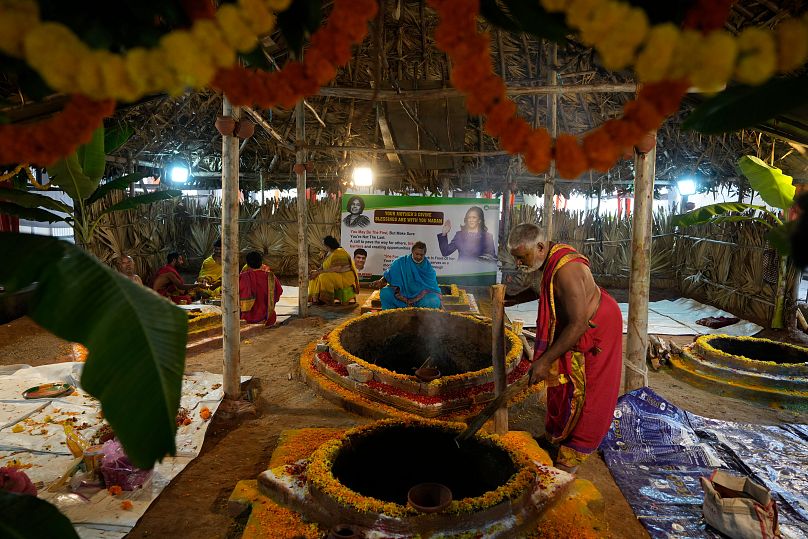 A keddi ima helyszínét készítik elő a hindu templomban