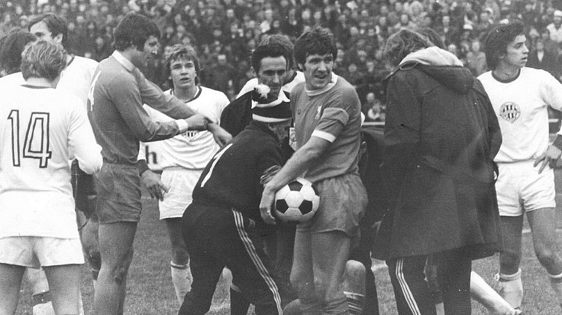 Fehér mezben Ebedli (14), Nyilasi (félig takarásban), Kelemen és Rab Tibor, sötétben John Toshack és Emlyn Hughes az FTC-Liverpool (0-0) mérkőzésen 1974.11.05-én.