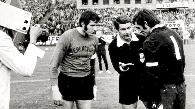 A két csapatkapitány, Géczi István (balra) és Ognjen Petrovics térfelet választ az az 1974/75-ös KEK-sorozatban játszott FTC – Crvena Zvezda (2-1) mérkőzés előtt 1975.04.09-én