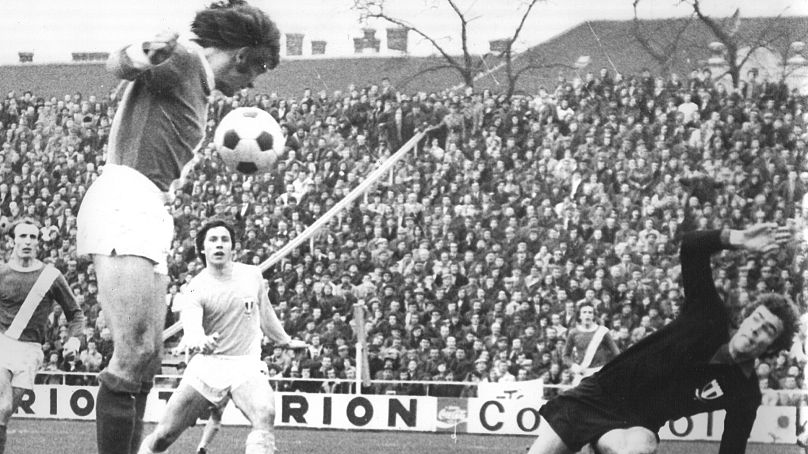 Máté János gólt fejel az 1974/75-ös KEK-sorozatban játszott FTC – Malmö FF (1-1) mérkőzésen 1975.03.19-én az Üllői úti stadionban.