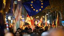 Manifestanti con bandiere georgiane e dell'Ue partecipano a una manifestazione contro presunte violazioni nelle elezioni parlamentari Tbilisi, Georgia, 4 novembre 2024