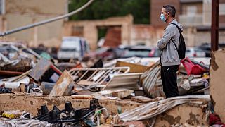 Un uomo osserva la distruzione di un'area colpita dalle inondazioni ad Alfafar, in Spagna, lunedì 4 novembre 2024.