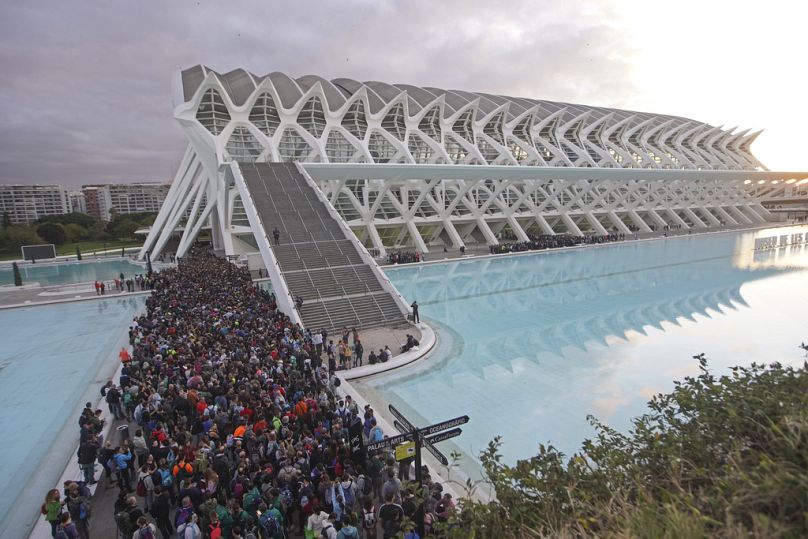 Cientos de personas acudieron al punto de encuentro de la Ciudad de las Artes y las Ciencias en Valencia.