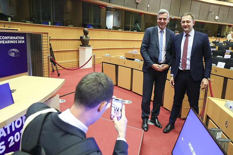 Christophe Hansen, pose avec le coordinateur du Parti populaire européen pour l'agriculture, Herbert Dorfmann, après son audition.