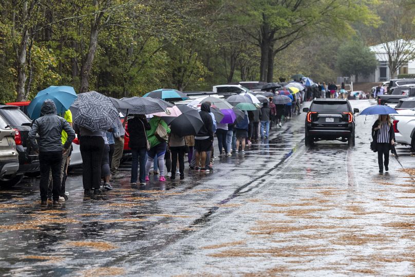 Cittadini americani fanno la fila per votare, Alabama, 4 novembre 2024