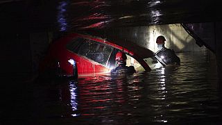 Guardie civili ispezionano le auto alla ricerca di corpi in un parcheggio coperto a Paiporta, vicino a Valencia, Spagna, 4.11.2024