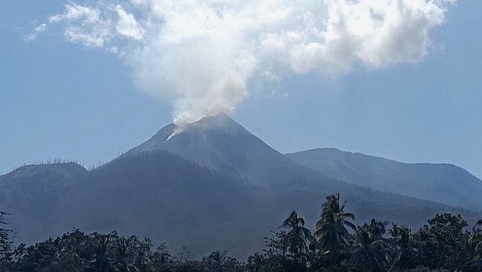 No Comment : le volcan Lewotobi s'éveille, des milliers d'Indonésiens évacués