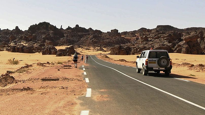 A partir de Djanet, el Sahara Argelia Treg serpentea a través de cientos de kilómetros de paisajes lunares.