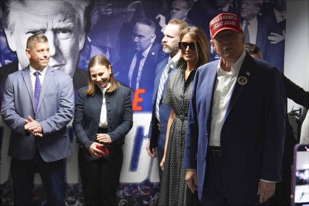 El candidato presidencial republicano Donald Trump visita su sede de campaña en Florida
