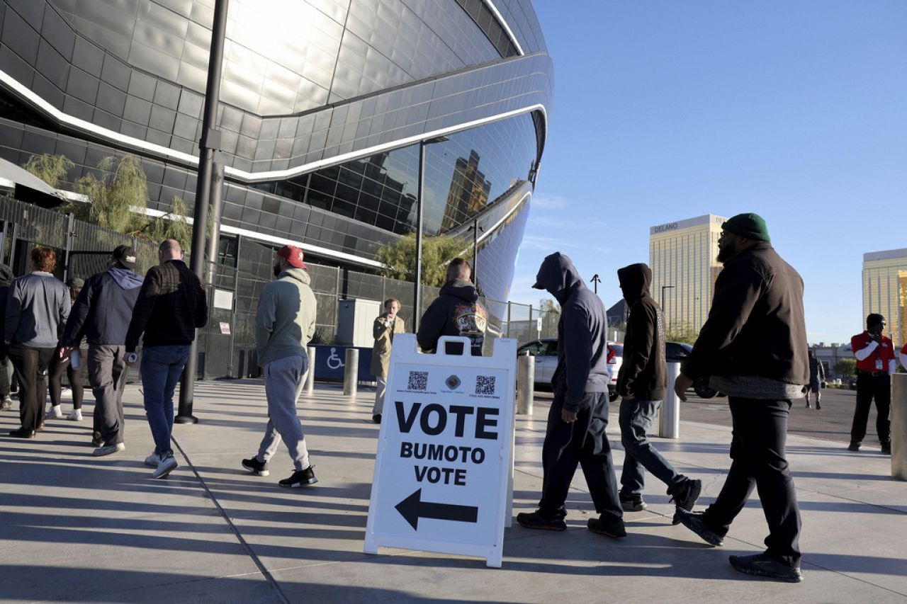 Los votantes de Las Vegas llegan al estadio Allegiant para depositar su voto.