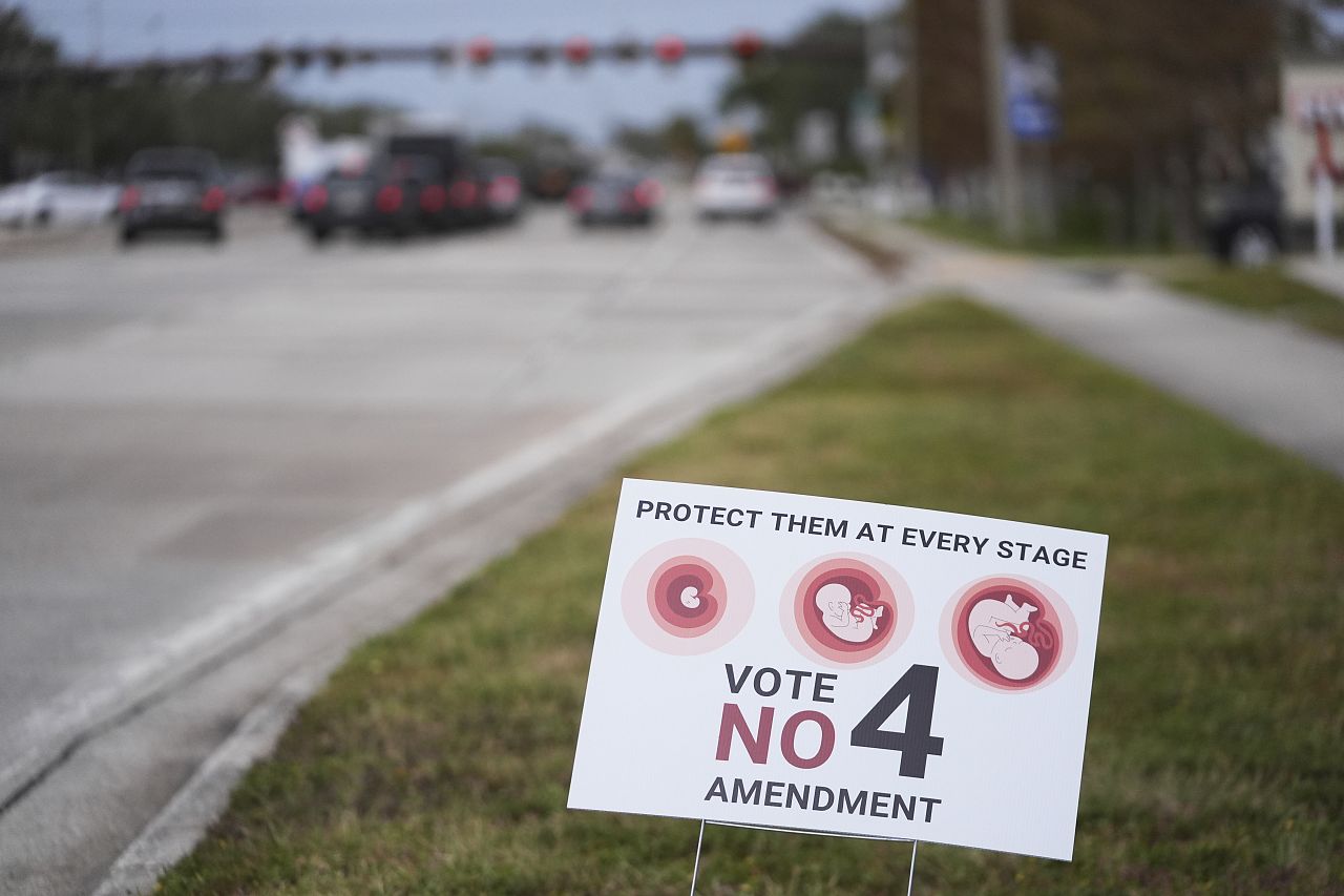 Un cartel en la carretera anima a los floridanos a votar no a la Enmienda 4, que consagraría el derecho al aborto en el estado, el día de las elecciones. 5 de noviembre 2024