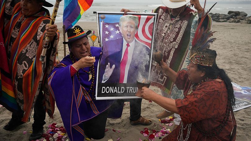 Os xamãs realizam um ritual de boa sorte para o candidato presidencial republicano Donald Trump no Peru.