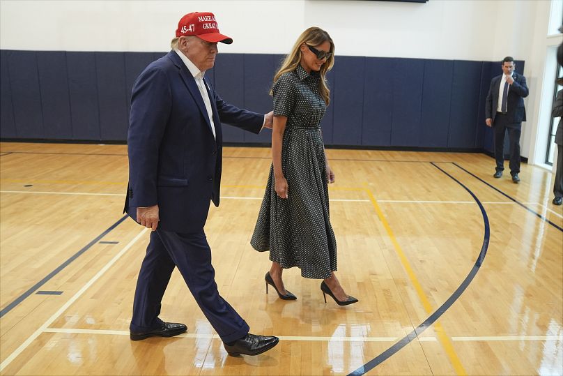 O candidato presidencial republicano Donald Trump e a ex-primeira-dama Melania Trump partem depois de votar em Palm Beach, na Florida. 5 de novembro de 2024.