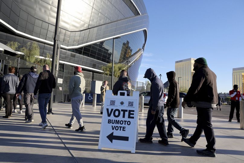 Os eleitores de Las Vegas chegam ao Estádio Allegiant para votar.