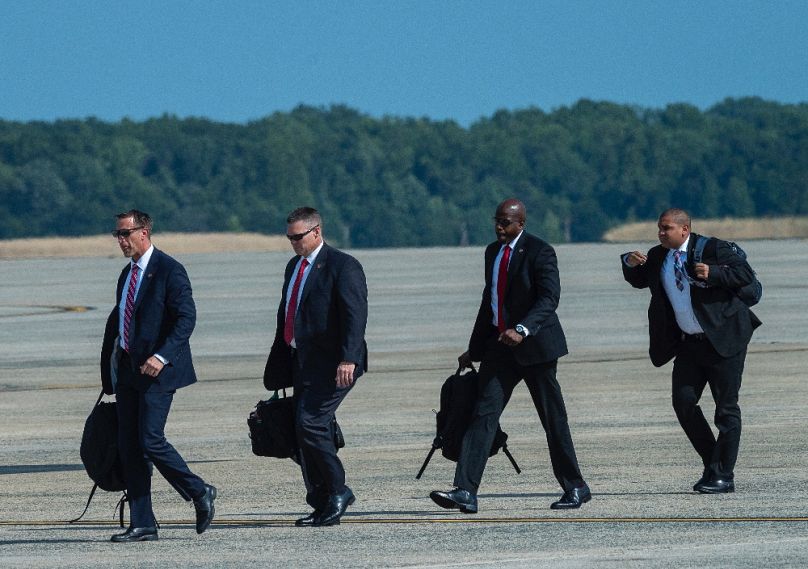 A Secret Service tagjai az Air Force One, az elnöki gép marylandi Andrews támaszpontján, 2024 júliusában