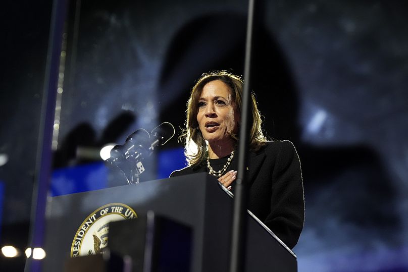 Kamala Harris, candidata democrata à presidência, fala durante um comício de campanha no exterior do Museu de Arte de Filadélfia. 