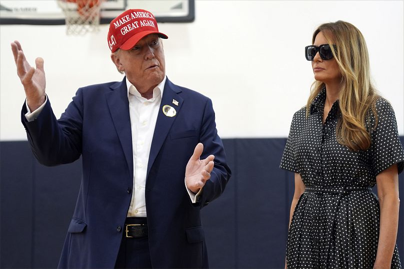 Candidato presidencial republicano, o antigo Presidente Donald Trump, fala enquanto a antiga primeira-dama Melania Trump ouve depois de terem votado