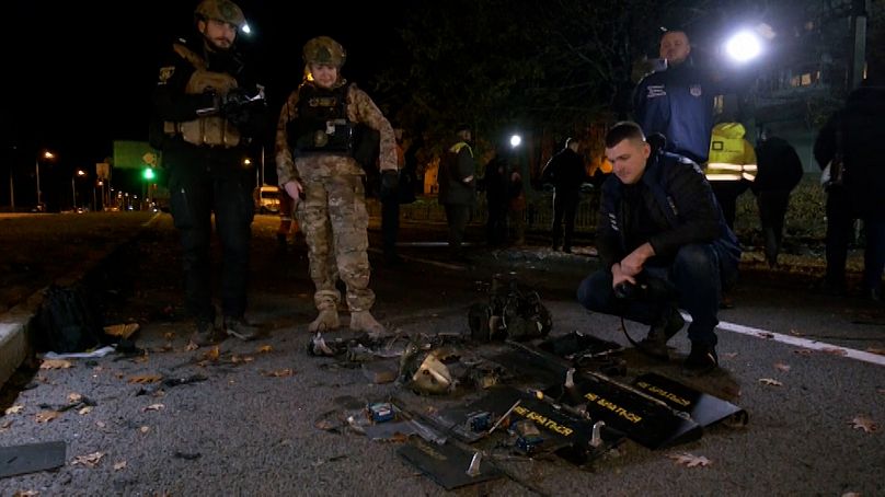 Des soldats ukrainiens inspectent les débris d'un drone russe lancé sur Kharkiv le 5 novembre 2024