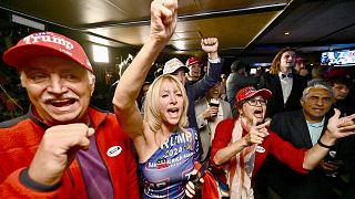 La gente celebra durante una noche de fiesta electoral republicana en Muldoon's Irish Pub en Newport Beach, CA, 5 de noviembre 2024