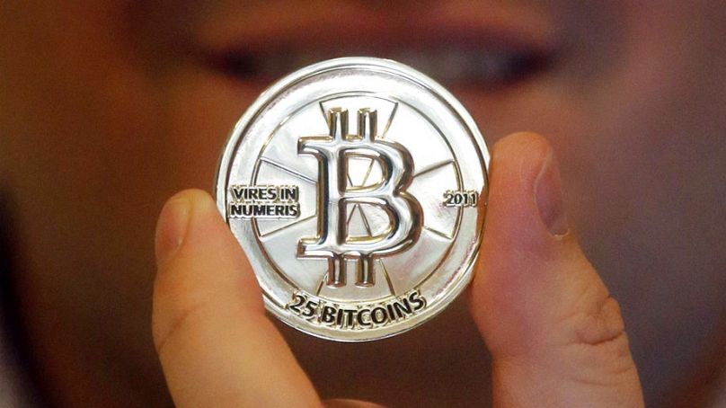Egy 25 Bitcoinos token Mike Caldwell szoftver mérnök kezében a Utah állambeli Sandyben 2013.04.03-án.