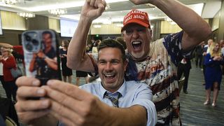 Simpatizantes celebran y se toman 'selfies' durante una fiesta de observación electoral para el candidato republicano al Senado Eric Hovde en Madison, Wisconsin.