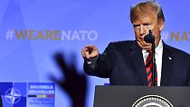 Il presidente degli Stati Uniti Donald Trump punta il dito durante la conferenza stampa al termine di un vertice dei capi di Stato e di governo presso il quartier generale della NATO a Bruxelles, in Belgio, giovedì luglio.