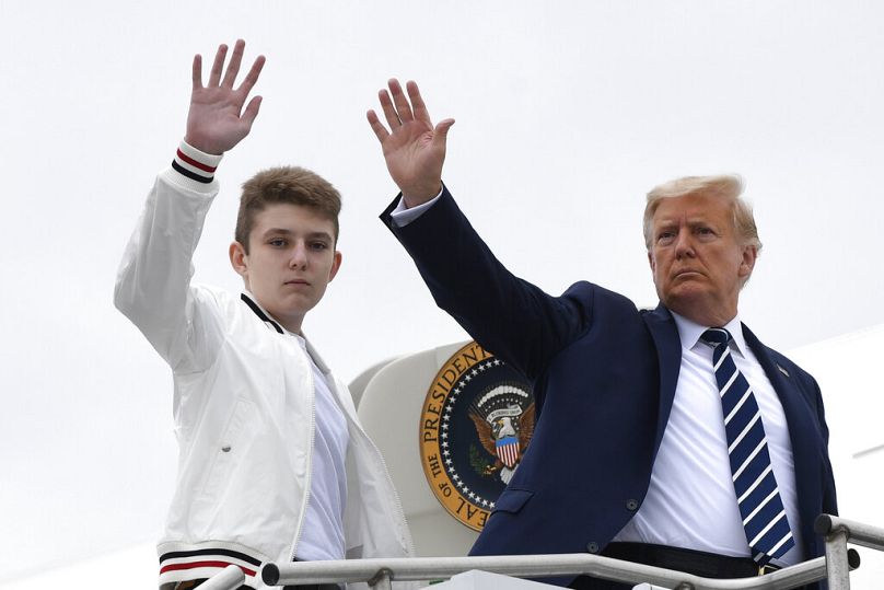 Barron és édesapja 2020 augusztusában az Air Force One előtt integetnek