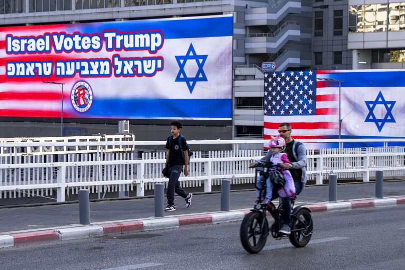 Ein Plakat unterstützt den republikanischen Präsidentschaftskandidaten Donald Trump im Vorfeld der US-Präsidentschaftswahlen in Tel Aviv.