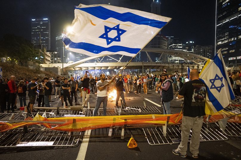 Des Israéliens manifestent après que Benjamin Netanyahu a limogé son populaire ministre de la Défense Yoav Gallant, à Tel Aviv, Israël, le mardi 5 novembre 2024.