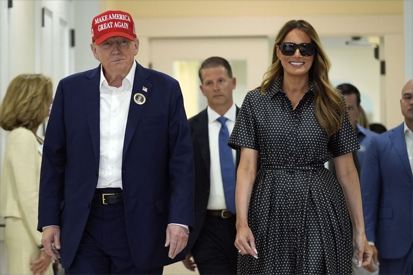 Donald Trump y la exprimera dama Melania Trump caminan después de votar el día de las elecciones en el Centro de Recreación Morton y Barbara Mandel, el martes 5 de noviembre.